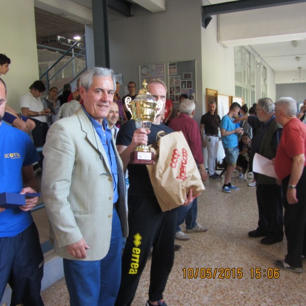 Memorial Ventura 2015 Novara Mario Armano premia Mirko Berti (600 x 600)